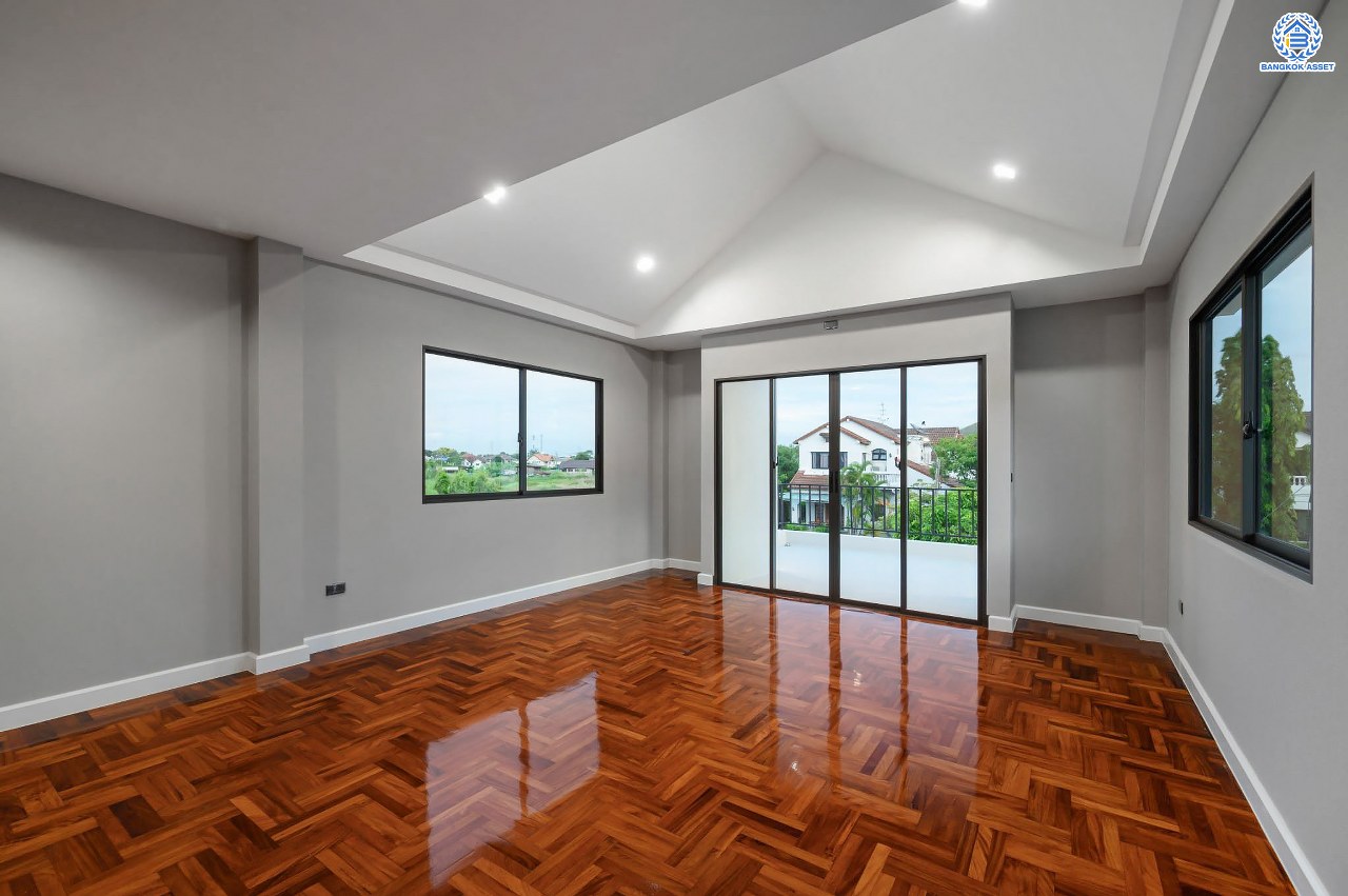 บ้านเดี่ยวฟิลคฤหาสน์มือสองตกแต่งใหม่ แบรนด์ LH ดีไซน์สุดหรูหรา โครงการ ลดาวัลย์ ปิ่นเกล้า เนื้อที่ 214 ตร.ว. บนพื้นที่ใช้สอยถึง 553.48 ตร.ม. ฟังก์ชันจัดเต็ม 4 ห้องนอน 5 ห้องน้ำ 1 ห้องอเนกประสงค์ 1 ห้องแม่บ้าน จอดรถได้ถึง 2 คัน ทำเลติดถนนบรมราชชนนี เชื่อมต่อหลายเส้นทาง ใกล้มหาวิทยาลัยมหิดล และเซ็นทรัลศาลายา